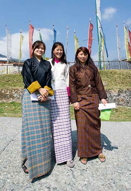 Cõi tây phương cực lạc cuối cùng ở thế gian 3 Quốc phục Bhutan, chỉ khác nhau về chất liệu, trang trí.